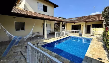 Ubatuba, Ressaca - Casa em condominio fechado com 03 dormitórios, sendo 02 sutes e piscina.