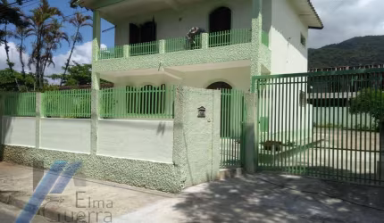 Ubatuba, Pereque Açu, Casa sobrado com 03 dormitorios, apenas 150 metros da Praia.