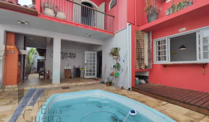 Ubatuba, Cento - Bela casa com 03 dormitórios sendo 01 suíte, com área de lazer, Ideal para fins comerciais.