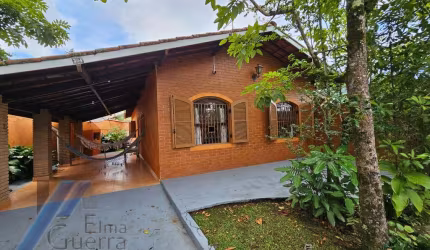 Ubatuba, Lazaro - Casa ampla, bem localizada, com 03 dormitórios, à 400 metros do mar.