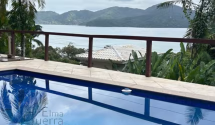 Ubatuba, Domingas Dias - Casa com 05 dormitórios, sendo 04 suítes e área de lazer com vista para o mar.