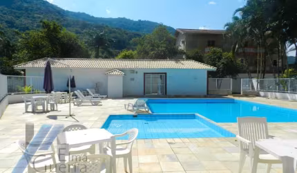 Ubatuba, Centro - Apartamento mobiliado de 03 dormitórios sendo 01 suíte e área de lazer.