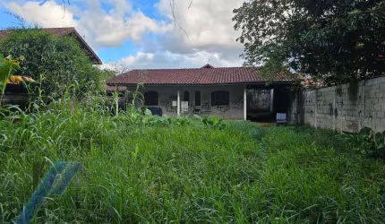 Ubatuba, Ressaca - Casa inacabada com 03 dormitórios, sendo 01 suíte, precisa de reforma.