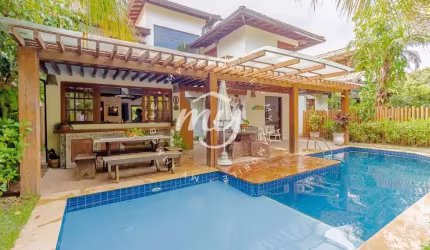 Praia do Forte| Casa 245 m2| 4 Quartos sendo 3 Suítes| Piscina| 400 m da Praia