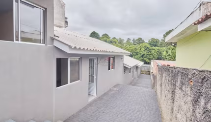 Casa com 2 quartos para alugar na Rua Guilherme Wisniewski, 99, Santa Cândida, Curitiba, 64 m2 por R$ 1.980