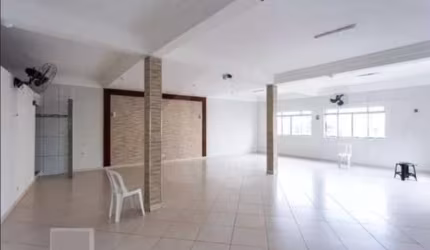 Sala comercial 237m² com quatro banheiros e 2 pisos para locação