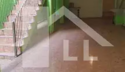 Casa 170m² à venda com 3 dormitórios e salão com churrasqueira.