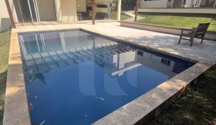 Linda casa  contemporânea em condomínio fechado com projeto arquitetônico diferenciado  para Locação