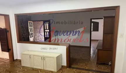 CASA MUITO BEM LOCALIZADA