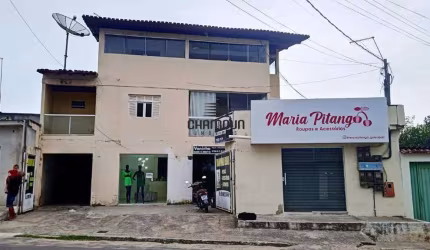 Prédio de 2 Andares a Venda com Lojas Comerciais no Térreo em Guarapari, ES.