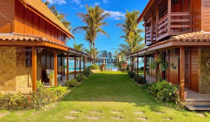 Duplex À Beira-Mar em Santa Mônica, Guarapari: 2 Casas, Piscina e Acesso Direto à Praia!
