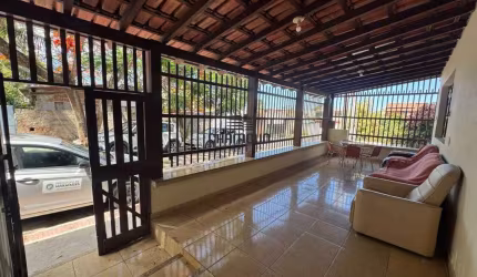 Casa Linear de Esquina (Sendo 2 Edificações)