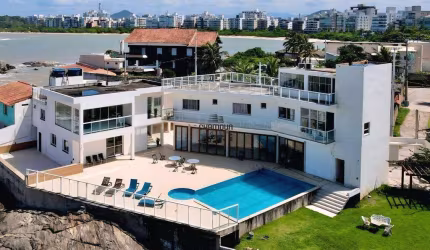 Casa com 7 quartos à venda na Enseada Azul.