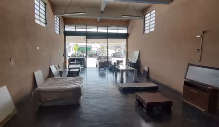 Aluga-se Loja comercial na Avenida Antônio Emmerick em São Vicente