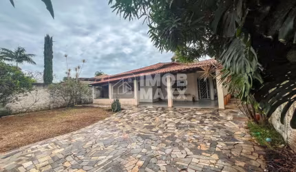 Venda Rua 3 Casa Vicente Pires 3 quartos 2 suítes 3 banheiros terreno grande.