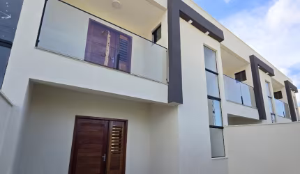 CASA DUPLEX NOVA COM DUAS SUÍTES