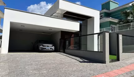 Casa com 3 Dormitórios e Área de Lazer Completa ao Lado de Área Verde