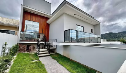 Linda Casa com 3 Suítes e Garagem Subterrânea no Vale Verde - Palhoça