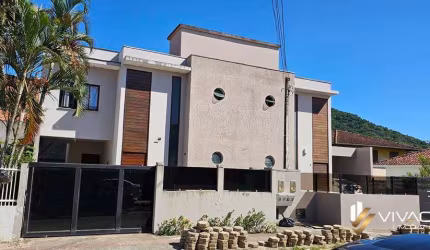 Casa 3 quartos sendo 1 suíte em Florianópolis