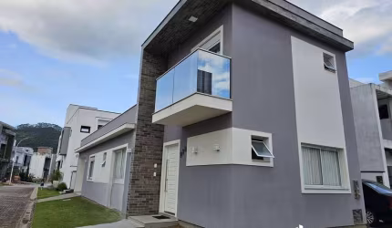 Casa em condomínio fechado, com área de lazer completa.
