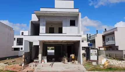 Casa em condomínio fechado, com área de lazer completa
