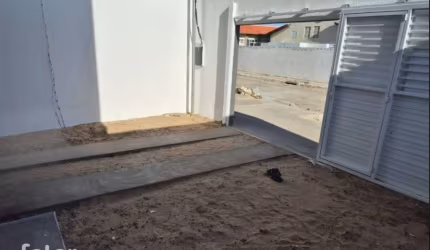 CASA DÚPLEX 2/4 SENDO 1 SUÍTE