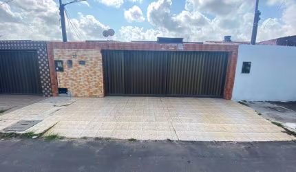 Casa à Venda no Conjunto Santa Lúcia