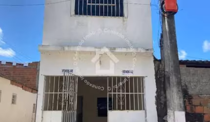 Vende-se casa de dois pavimentos no Bairro Lamarão