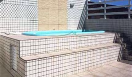 Casa no boqueirão, ótima localização. Cinco suítes com churrasqueira e piscina.