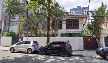 Sobrado com 4 dorms, 2 salas, grande quintal e edícula. Pacote!