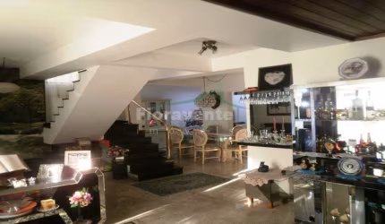 Sobrado com 3 dorms, Ponta da Praia, Santos. Com área de lazer