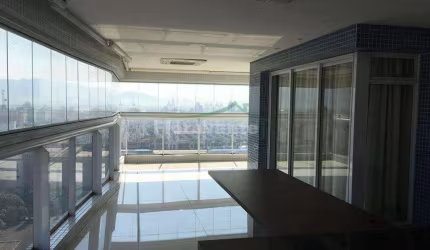 Apartamento fantástico , 4 suítes , na quadra da praia.