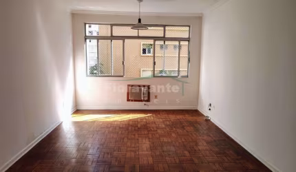 Apartamento com 2 dorms, Boqueirão, Santos. Uma quadra da praia