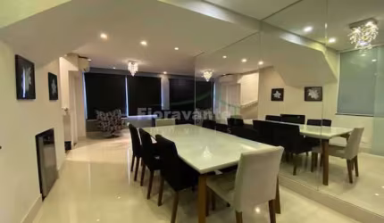 Casa em condomínio fechado com piscina aquecida.
