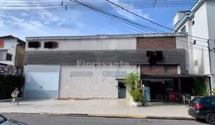 Prédio comercial com  armazém e com  vagas  privativas.