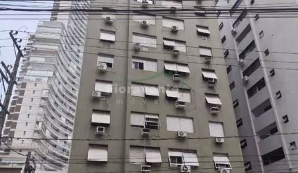 Apartamento com 2 quartos na quadra da praia.