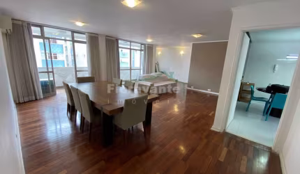 Apartamento com 3 quartos, Gonzaga, Santos, Na quadra da praia.