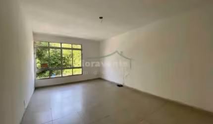 Apto 2 quartos, dep. de empregada e garagem fechada.