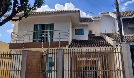Casa com 3 quartos à venda na Rua Pioneira Sofia Ratcov Parandiuc, 62, Parque Lagoa Dourada, Maringá por R$ 689.000