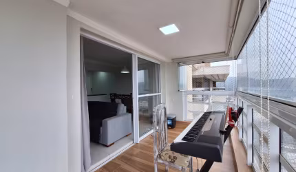 Ótimo apartamento com sacada e vista livre!