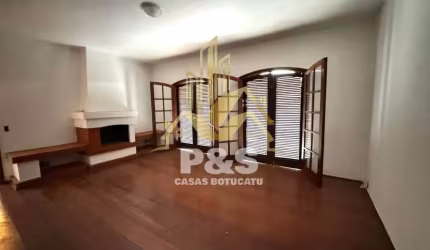 Casa no Centro com 4 dormitórios, 2 salas, próximo aos principais Colégios