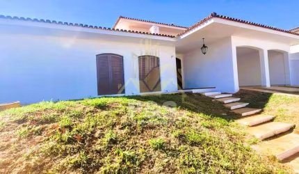 Casa no Centro com 4 dormitórios, 2 salas, próximo aos principais Colégios