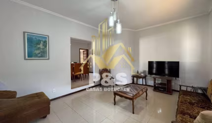 Casa com 3 dormitórios, duas salas, área de lazer em um terreno de 360m2
