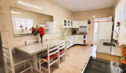 Casa a 5 min. do centro de Botucatu, com e dormitórios e edícula completa!