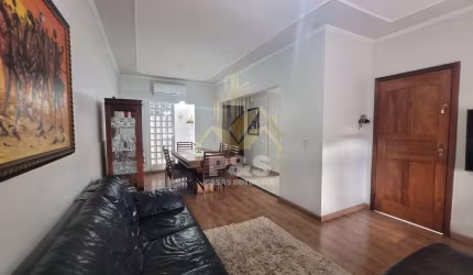 Casa com 3 dormitórios, área gourmet, quintal e fácil acesso a UNESP.