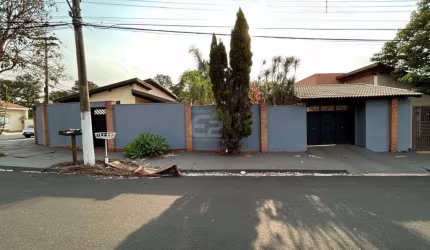 Casa padrão à venda em Residencial Samambaia, São Carlos: 3 dormitórios, suíte, churrasqueira, piscina e mais!