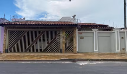 Casa de alto padrão com piscina aquecida no Jardim Acapulco - São Carlos