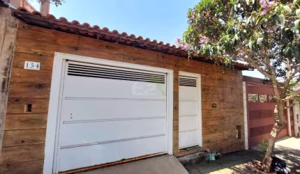 Casa à venda no Jardim Araucária em São Carlos: 2 dormitórios, garagem coberta