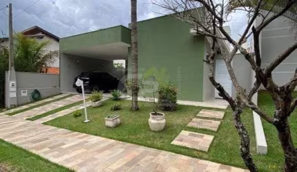 ACOLHEDORA, LINDA CASA, TOTALMENTE TERREA, COM VISTA PRIVILEGIADA PARA A RESERVA NATURAL