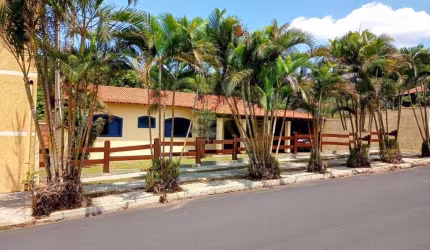 NATUREZA A UM PASSO - CASA TERREA EM AMPLO TERRENO, E FACILIDADE DE CONTATO COM A NATUREZA- RESIDENCIAL COM BOSQUE E AREAS PARA CAMINHADAS.